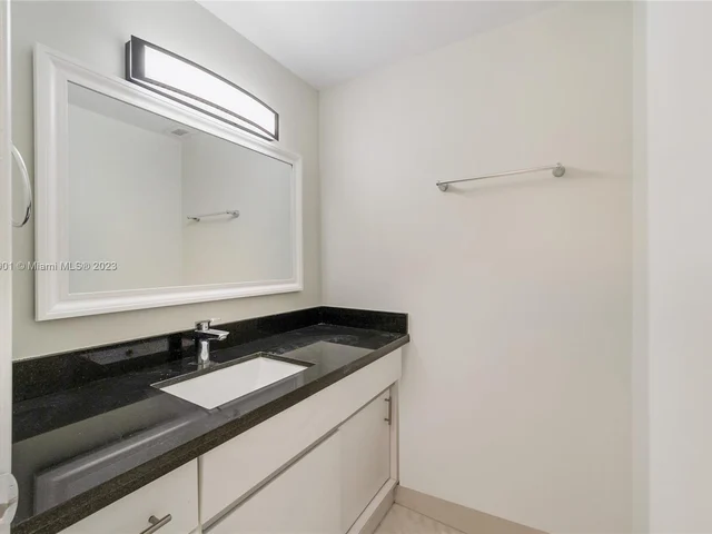 500 Bayview Dr, Sunny Isles Beach FL 33160