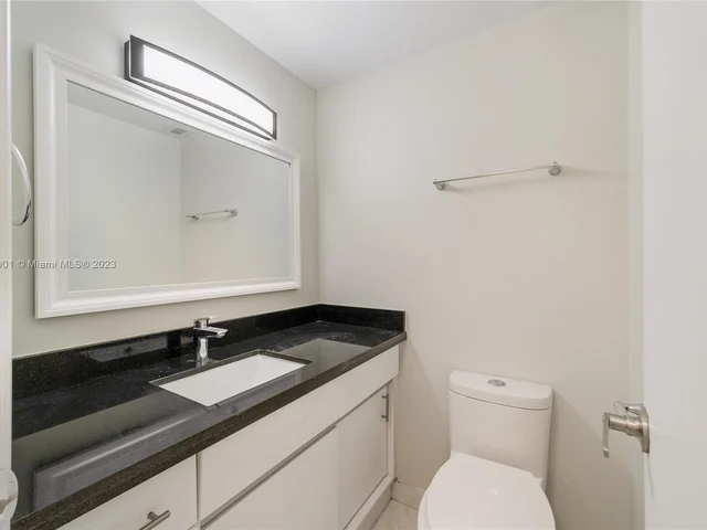 500 Bayview Dr, Sunny Isles Beach FL 33160