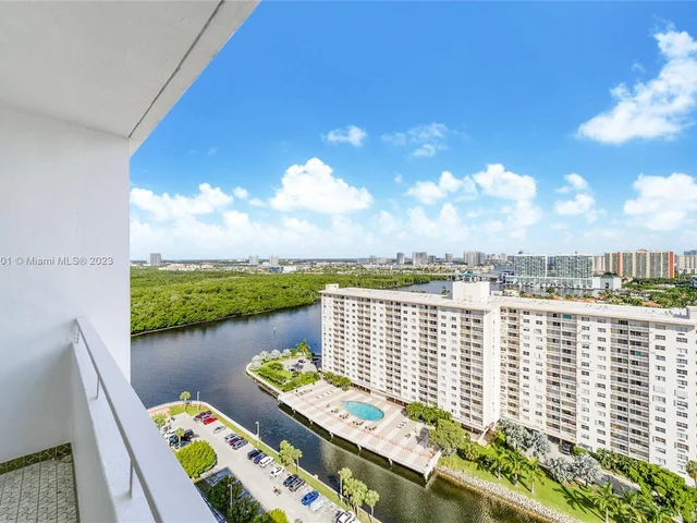 500 Bayview Dr, Sunny Isles Beach FL 33160