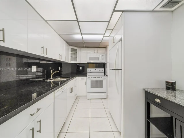 500 Bayview Dr, Sunny Isles Beach FL 33160