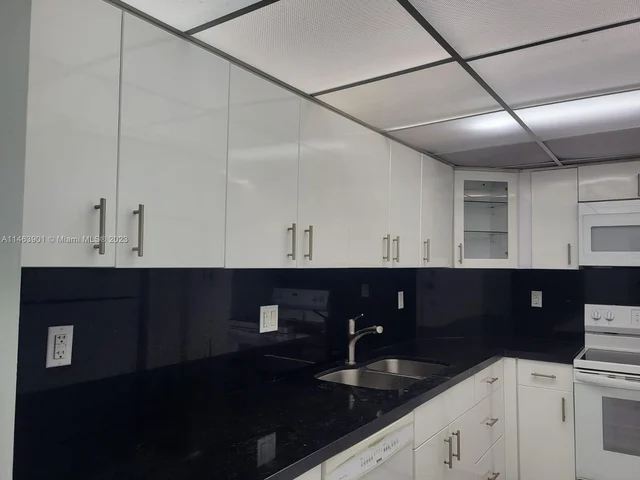 500 Bayview Dr, Sunny Isles Beach FL 33160