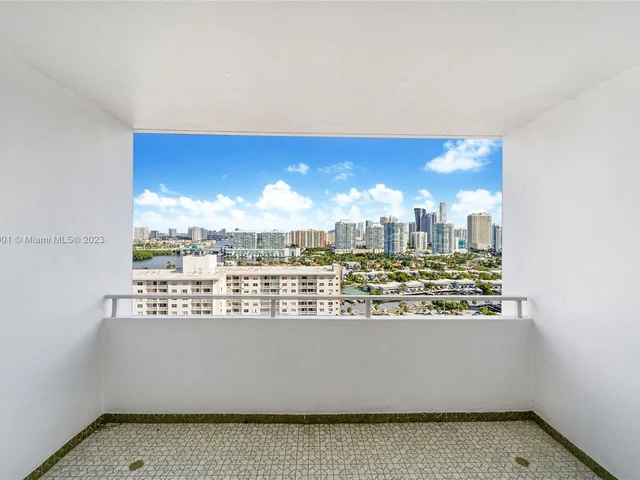 500 Bayview Dr, Sunny Isles Beach FL 33160