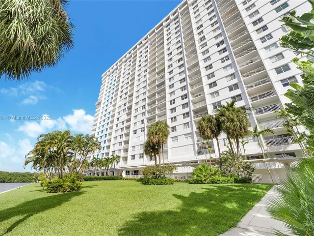 500 Bayview Dr, Sunny Isles Beach FL 33160