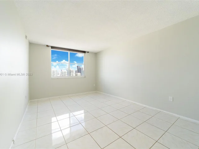 500 Bayview Dr, Sunny Isles Beach FL 33160
