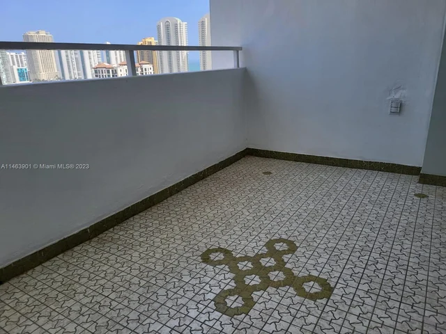 500 Bayview Dr, Sunny Isles Beach FL 33160