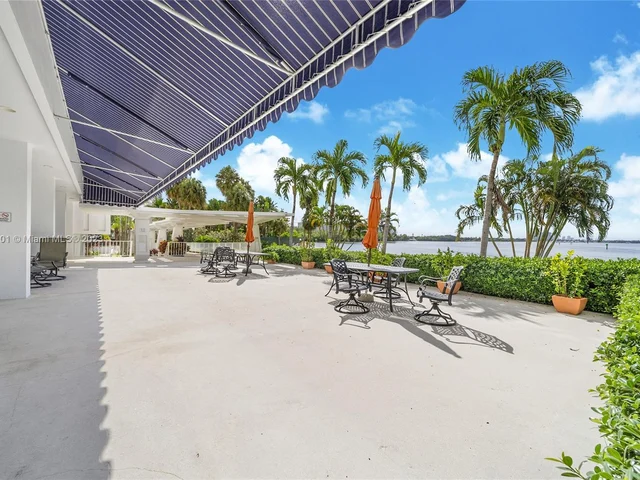 500 Bayview Dr, Sunny Isles Beach FL 33160
