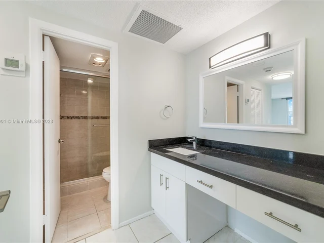 500 Bayview Dr, Sunny Isles Beach FL 33160