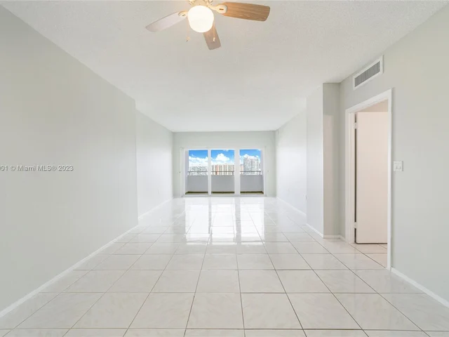 500 Bayview Dr, Sunny Isles Beach FL 33160