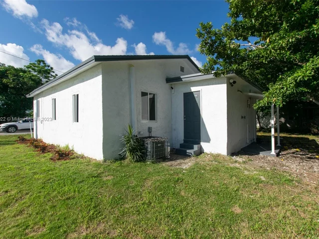 323 SW 4th Ct, Homestead FL 33030