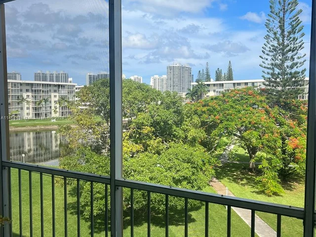 2851 Leonard Dr # J414, Aventura FL 33160