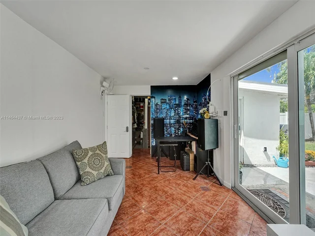 1607 Moffett St, Hollywood FL 33020