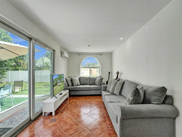 1607 Moffett St, Hollywood FL 33020