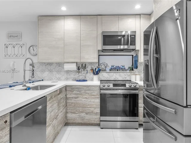 2911 N Ocean Dr, Hollywood FL 33019