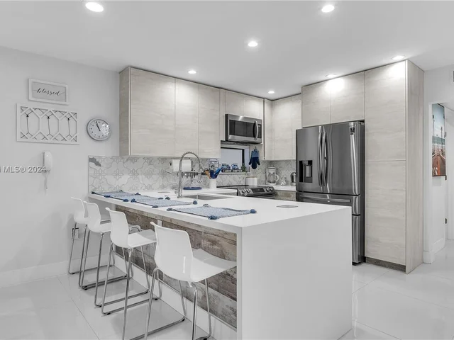 2911 N Ocean Dr, Hollywood FL 33019