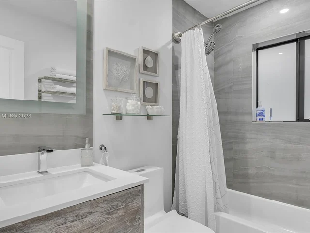 2911 N Ocean Dr, Hollywood FL 33019