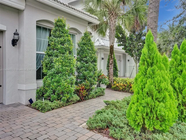 3813 Greenway Dr, Hollywood FL 33021