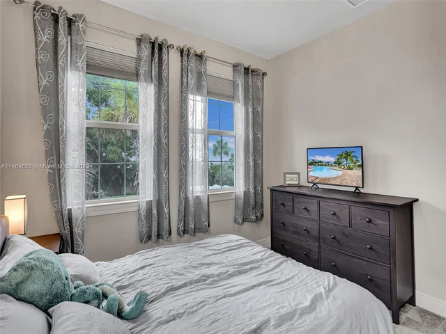 3813 Greenway Dr, Hollywood FL 33021