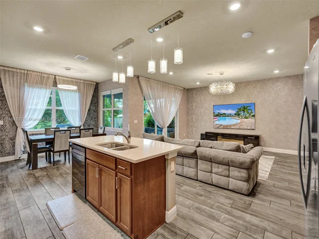 3813 Greenway Dr, Hollywood FL 33021