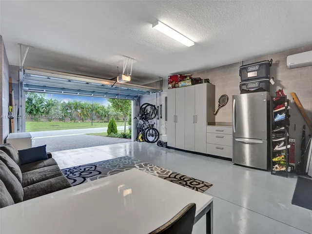 3813 Greenway Dr, Hollywood FL 33021