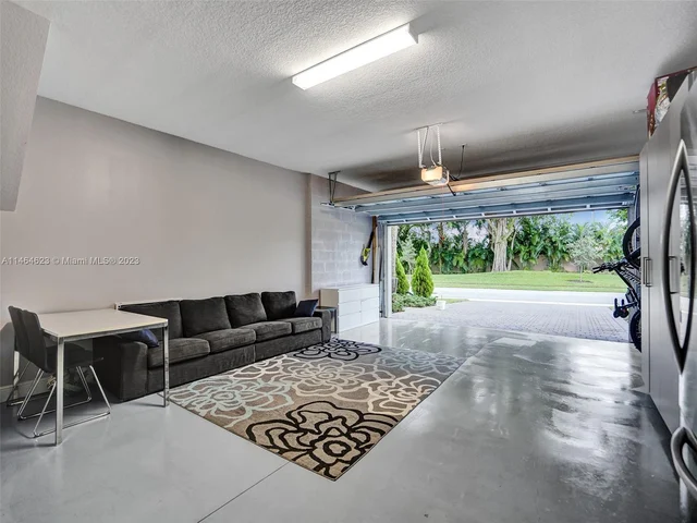 3813 Greenway Dr, Hollywood FL 33021