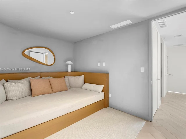 2201 Collins Ave # 614, Miami Beach FL 33139