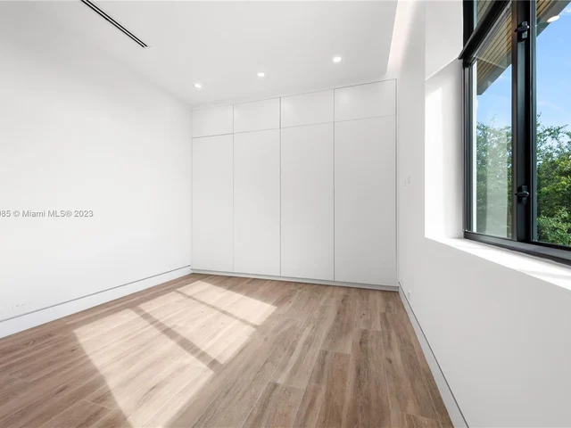 1875 NE 193rd St, Miami FL 33179