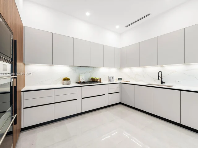 1875 NE 193rd St, Miami FL 33179