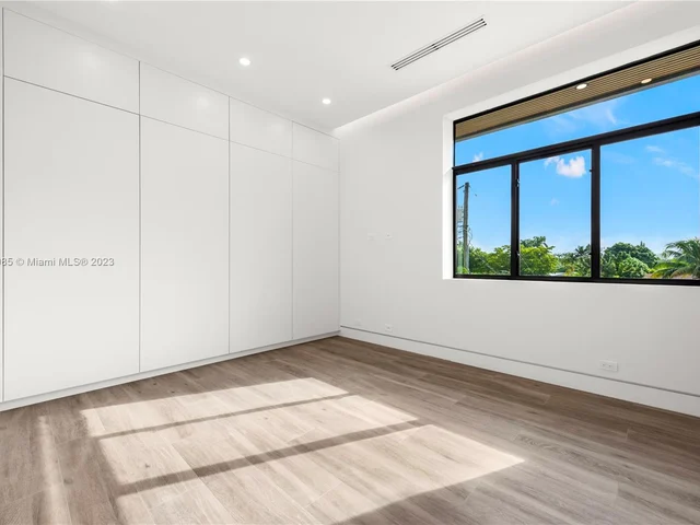 1875 NE 193rd St, Miami FL 33179