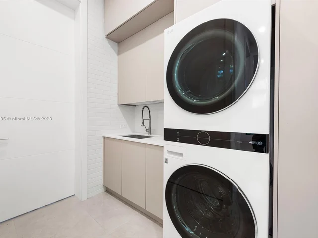 1875 NE 193rd St, Miami FL 33179