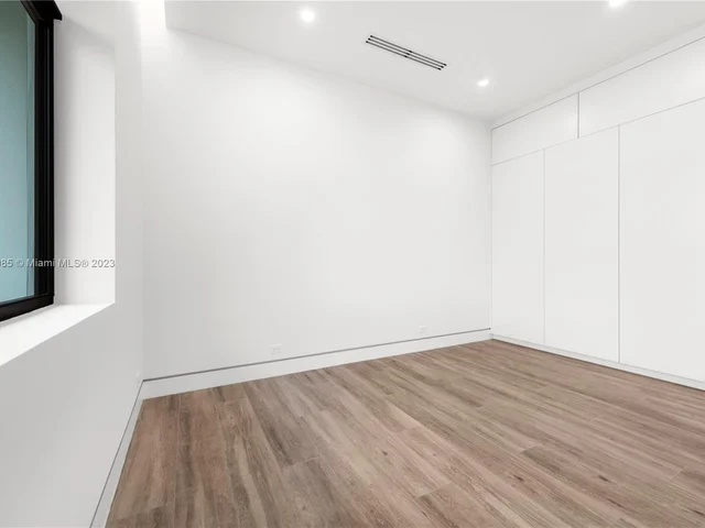 1875 NE 193rd St, Miami FL 33179