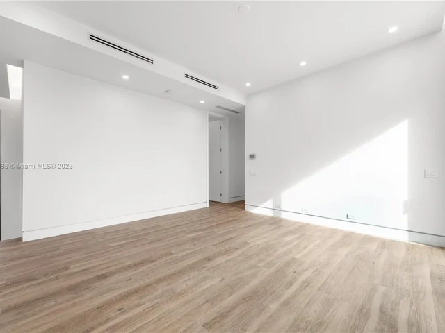 1875 NE 193rd St, Miami FL 33179