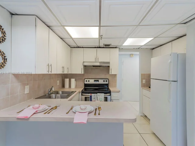 10661 SW 108 AV # 2H, Miami FL 33176