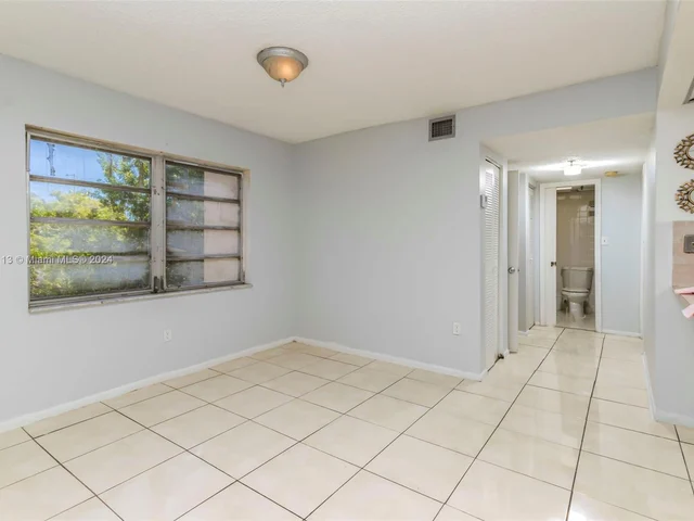 10661 SW 108 AV # 2H, Miami FL 33176