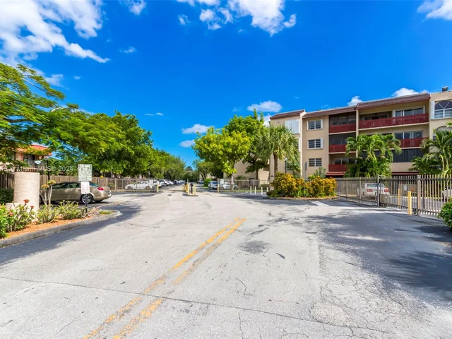 10661 SW 108 AV # 2H, Miami FL 33176