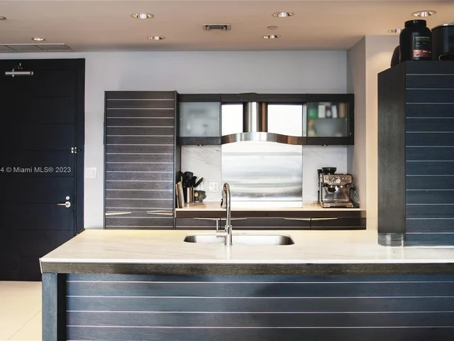 200 Biscayne Boulevard Way # 4810, Miami FL 33131