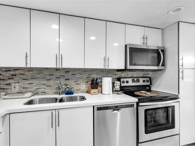 20500 W Country Club Dr # 202, Aventura FL 33180