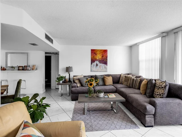 20500 W Country Club Dr # 202, Aventura FL 33180