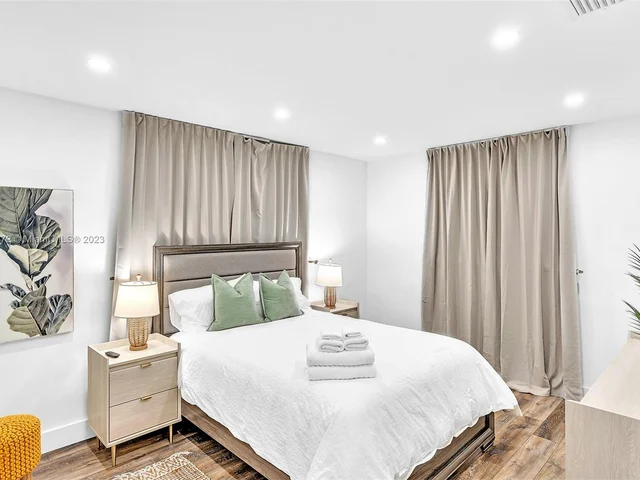 5200 Monroe St, Hollywood FL 33021