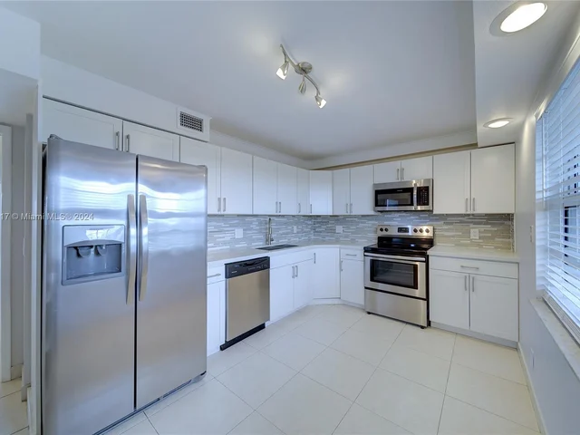 4015 W Palm Aire Dr # 902, Pompano Beach FL 33069