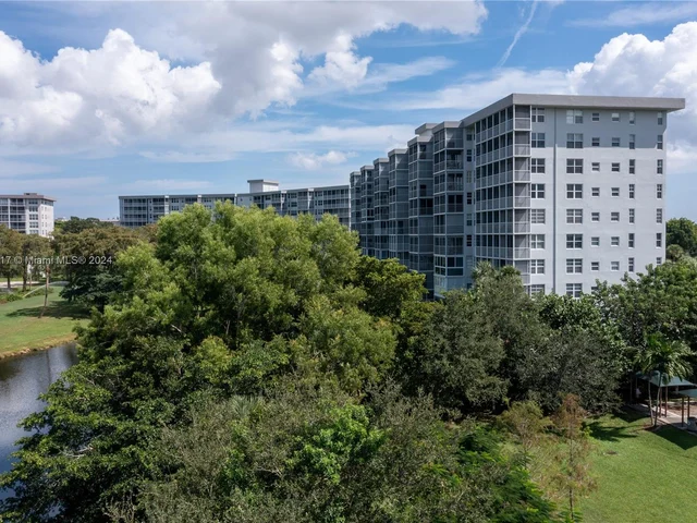 4015 W Palm Aire Dr # 902, Pompano Beach FL 33069