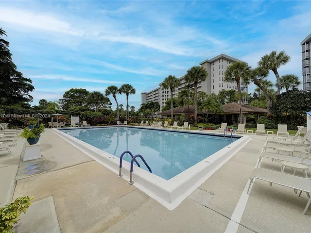 4015 W Palm Aire Dr # 902, Pompano Beach FL 33069