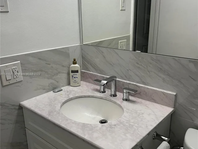 2431 Arthur St # 2431, Hollywood FL 33020