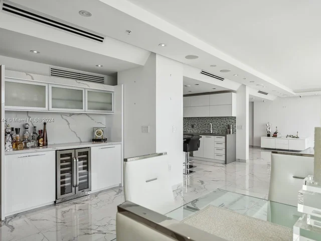 92 SW 3rd St # 4004, Miami FL 33130