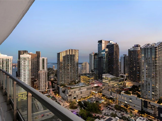 92 SW 3rd St # 4004, Miami FL 33130