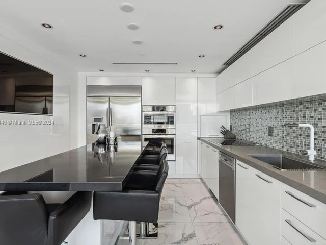 92 SW 3rd St # 4004, Miami FL 33130