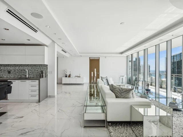 92 SW 3rd St # 4004, Miami FL 33130