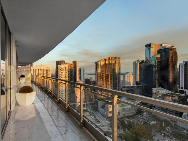 92 SW 3rd St # 4004, Miami FL 33130