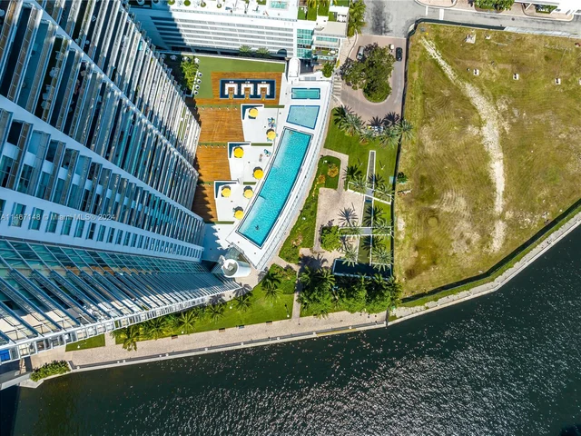 92 SW 3rd St # 4004, Miami FL 33130