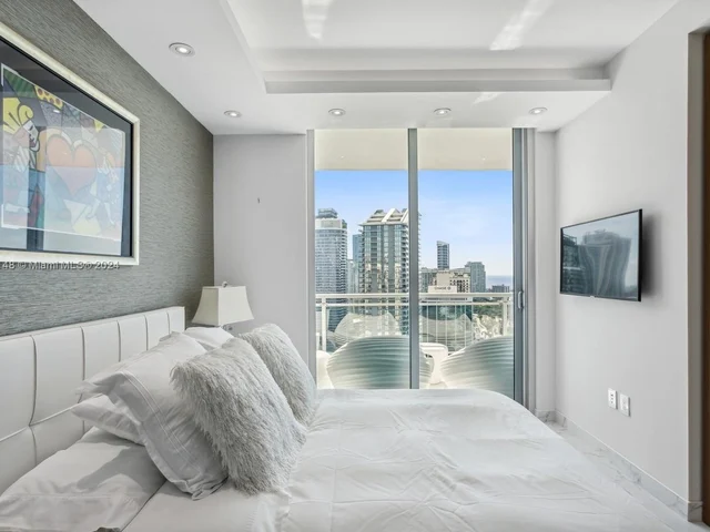 92 SW 3rd St # 4004, Miami FL 33130