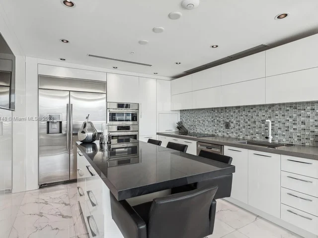 92 SW 3rd St # 4004, Miami FL 33130